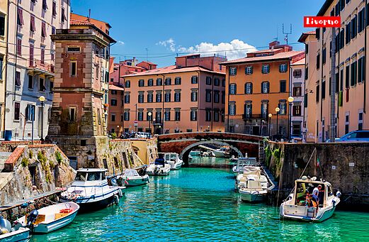 Malerische Kan�le von Livorno mit Booten und farbenfrohen Geb�uden in der Toskana.