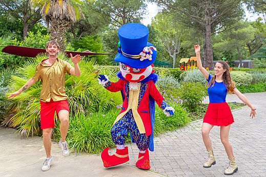 Maskottchen und Animateure tanzen zur Animation auf dem Campingplatz CAPFUN Campo dei Fiori in Rosignano Marittimo.