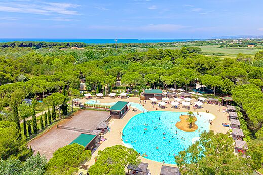 Luftaufnahme des Poolbereichs und Tennisplatzes auf dem Campingplatz CAPFUN Campo dei Fiori in Rosignano Marittimo (57).