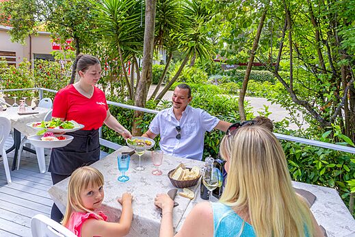 Kellnerin und Familie im Restaurant CAPFUN Campo dei Fiori in Rosignano Marittimo.