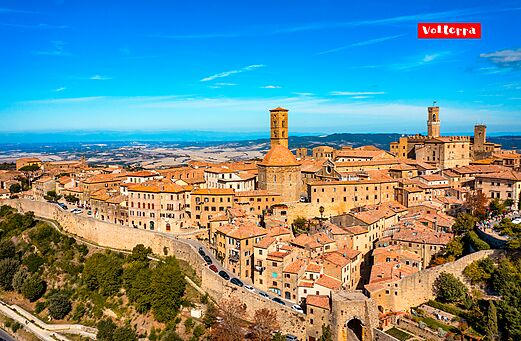 Luftaufnahme der historischen Stadt Volterra in der Toskana, Italien.