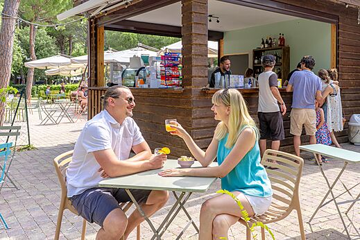 Au�enbar und Entspannungsbereich am Campingplatz CAPFUN Campo dei Fiori in Rosignano Marittimo.