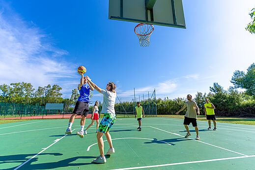 Multisport court with young people playing basketball at CAPFUN Campo dei Fiori campsite in Rosignano Marittimo (57).