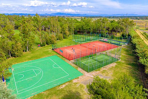 Sports courts: basketball, tennis, padel at CAPFUN Campo dei Fiori campsite.