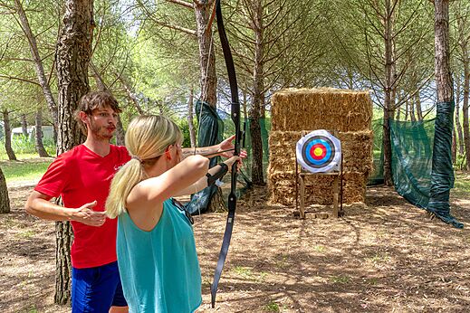 Bogenschie�en-Einf�hrung mit Trainer auf dem Campingplatz CAPFUN Campo dei Fiori in Rosignano Marittimo.