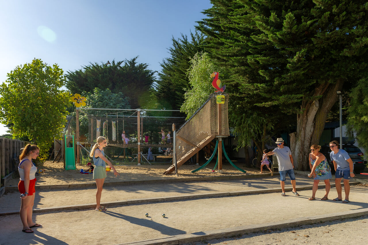 Petanque en kinderspeeltuin op camping CLICOCHIC Camp du Soleil in Ars-en-R� (17).