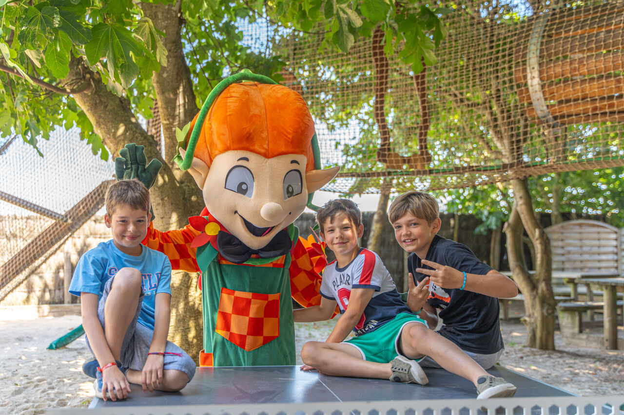 Animatie mascotte en kinderen, camping CLICOCHIC Camp du Soleil in Ars-en-R�.