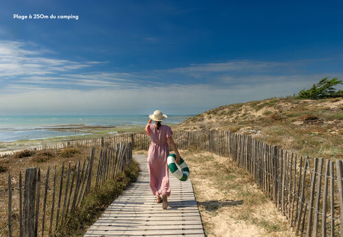 Holzweg zum Strand und Meer, 250m vom Campingplatz CLICOCHIC Camp du Soleil in Ars-en-R� entfernt.