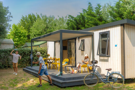 Modernes Mobil-home, Familie spielend bei CLICOCHIC Camp du Soleil in Ars-en-R� (17).