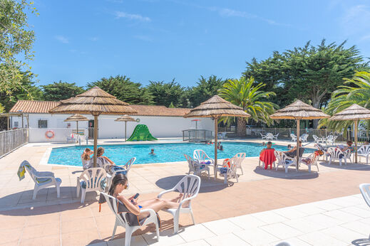 Au�enpool, Rutsche und St�hle auf dem Campingplatz CLICOCHIC Camp du Soleil.
