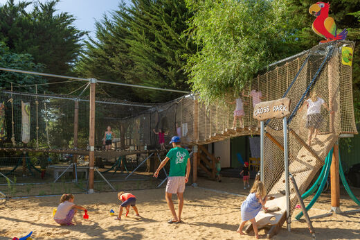 Speeltuin "Cross Park" met netten en kinderen op camping CLICOCHIC Camp du Soleil in Ars-en-R� (17).