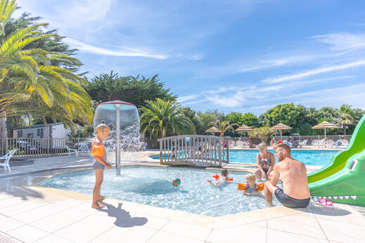 Schwimmbad, Wasserspiele und Rutsche auf dem Campingplatz CLICOCHIC Camp du Soleil.