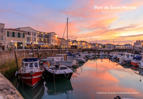 Hafen von Saint-Martin-de-R� bei Sonnenuntergang, ein sehenswerter Ort.