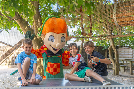 Maskottchen, Kinder auf dem Campingplatz CLICOCHIC Camp du Soleil in Ars-en-R� (17).