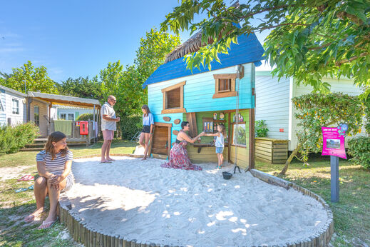 Spielplatz mit Spielhaus und Sandkasten f�r Kinder auf dem Campingplatz CLICOCHIC Camp du Soleil in Ars-en-R� (17).