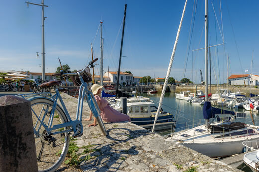 Yachthafen, Segelboote, Fahrrad auf Campingplatz CLICOCHIC Camp du Soleil.
