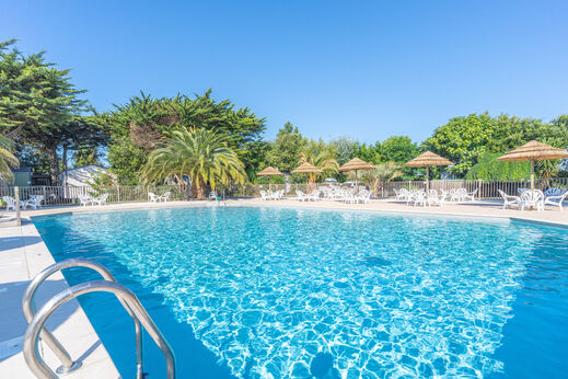 Au�enpool, St�hle, Sonnenschirme auf Campingplatz CLICOCHIC Camp du Soleil, Ars-en-R�.