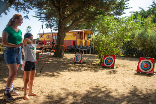 Kind beim Bogenschie�en mit Betreuer auf dem Campingplatz CLICOCHIC Camp du Soleil in Ars-en-R� (17).
