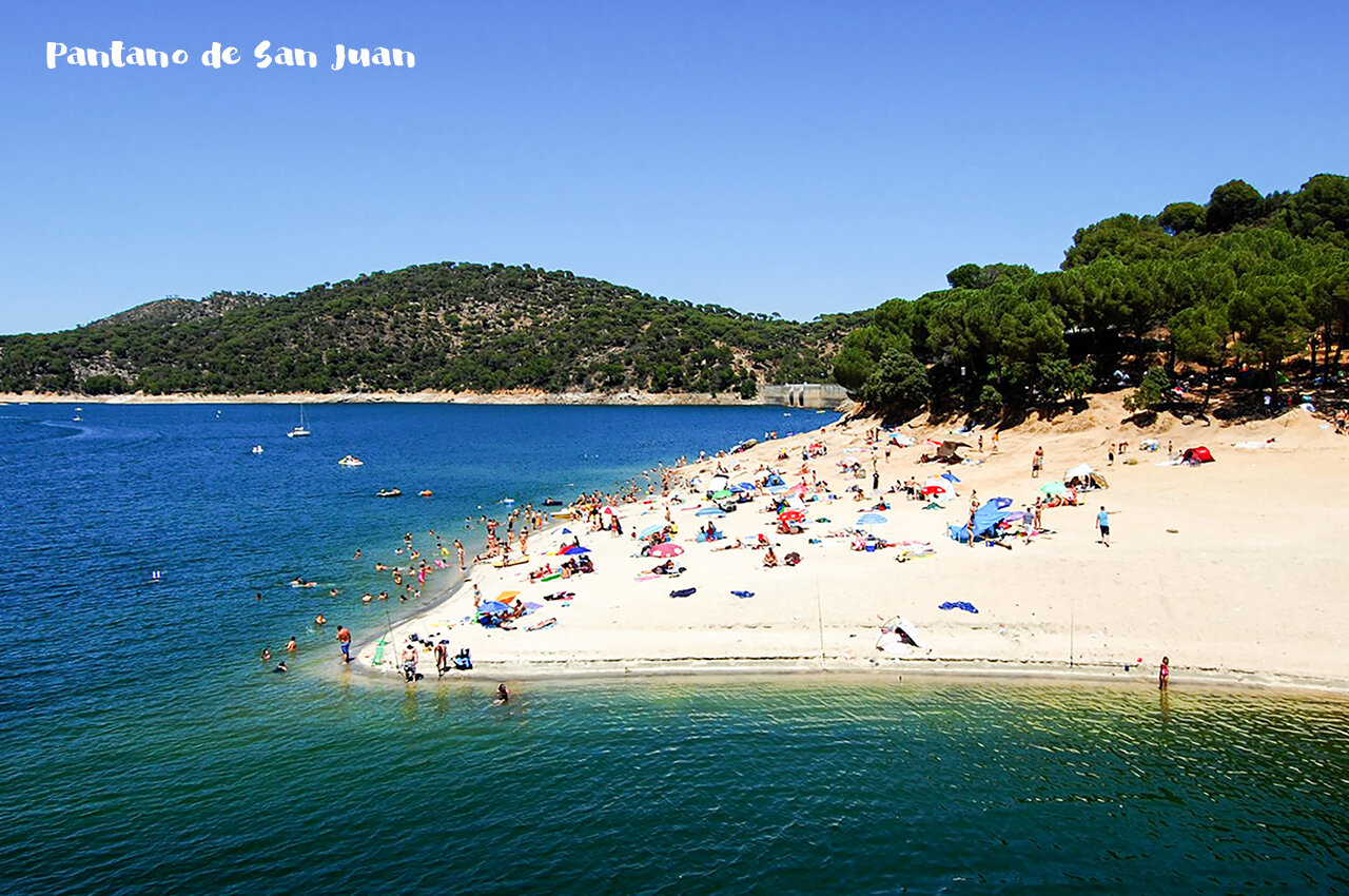Playa concurrida del Pantano de San Juan, lugar para visitar cerca de Valdemaqueda (Madrid).