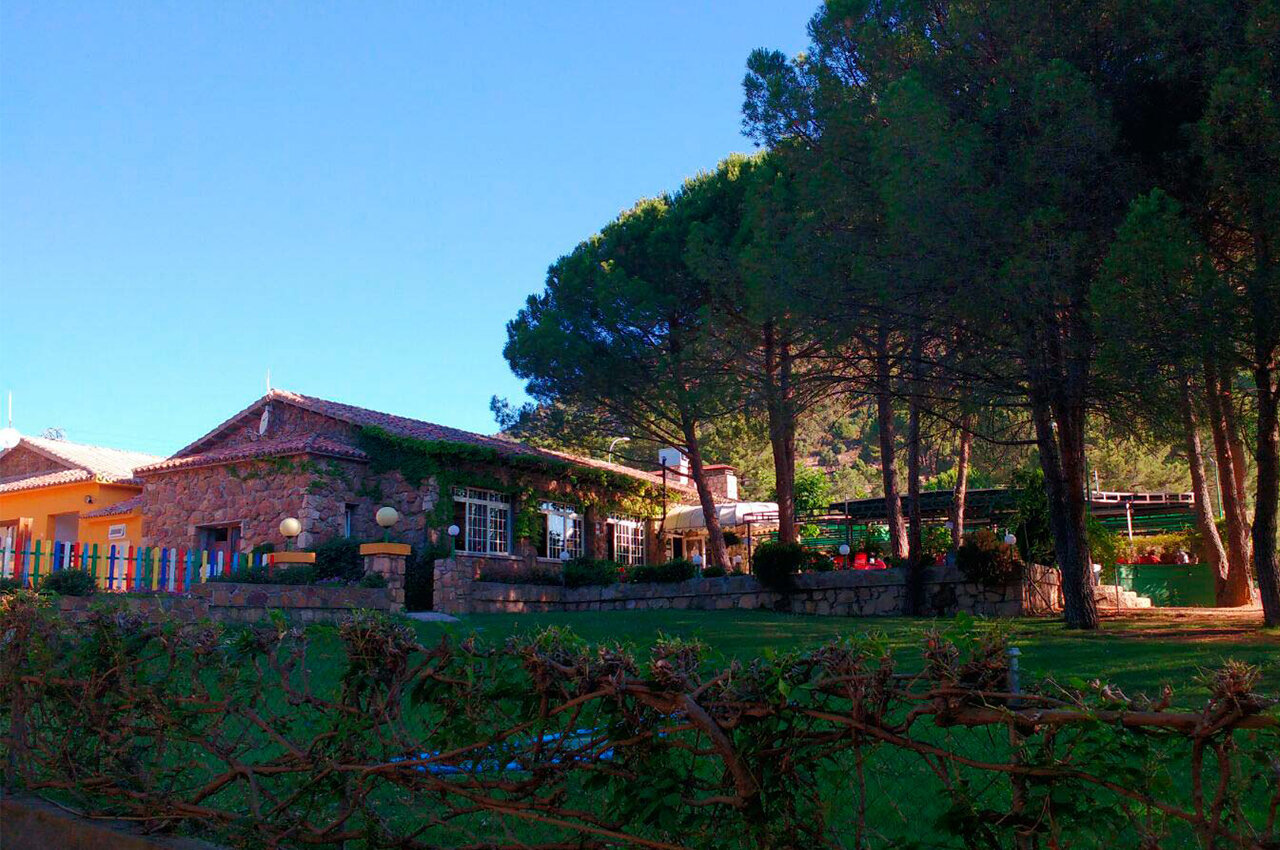 Edificio de piedra en el camping CAPFUN El Canto La Gallina en Valdemaqueda (Madrid) (28).