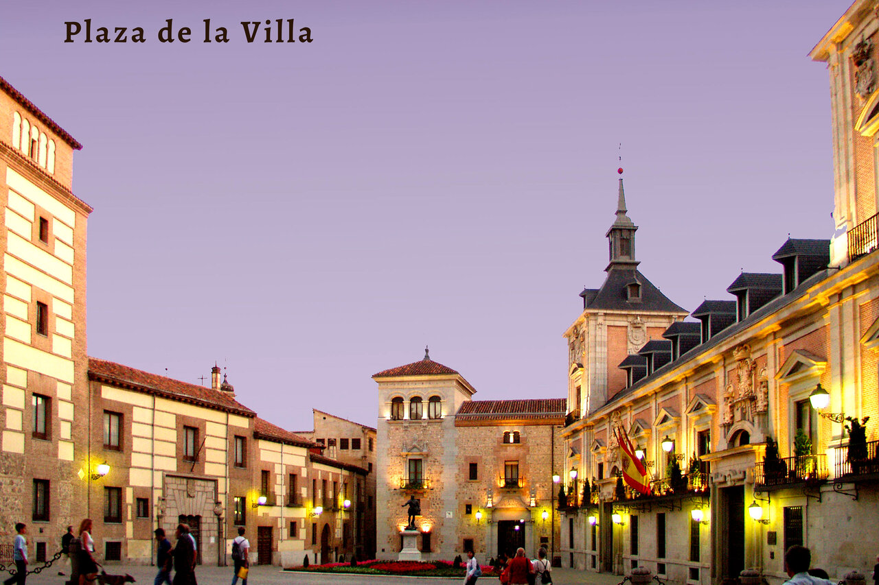 Plaza de la Villa hist�rica iluminada, lugar para visitar en Madrid, Espa�a.