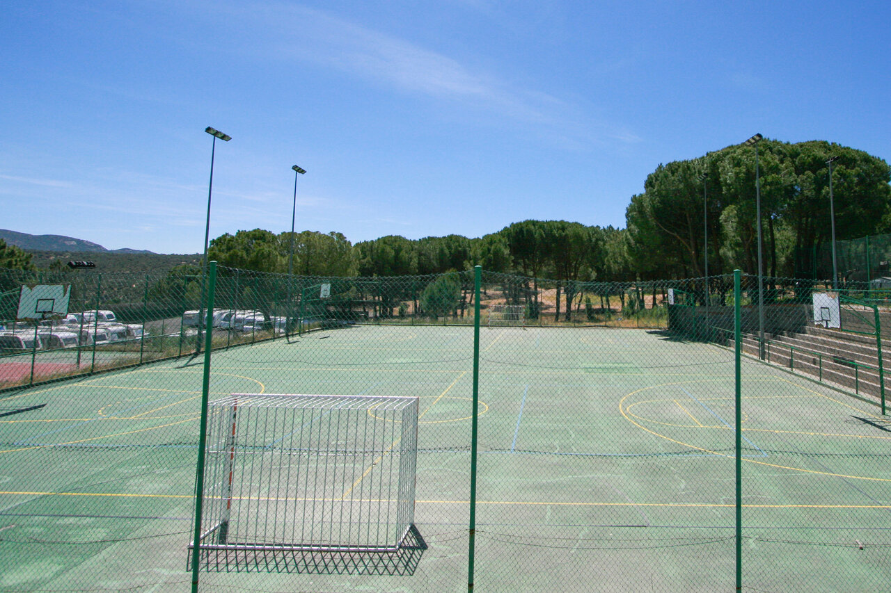 Cancha multideportiva exterior con porter�a de f�tbol y canastas de baloncesto en el camping CAPFUN El Canto La Gallina en Valdemaqueda (Madrid).