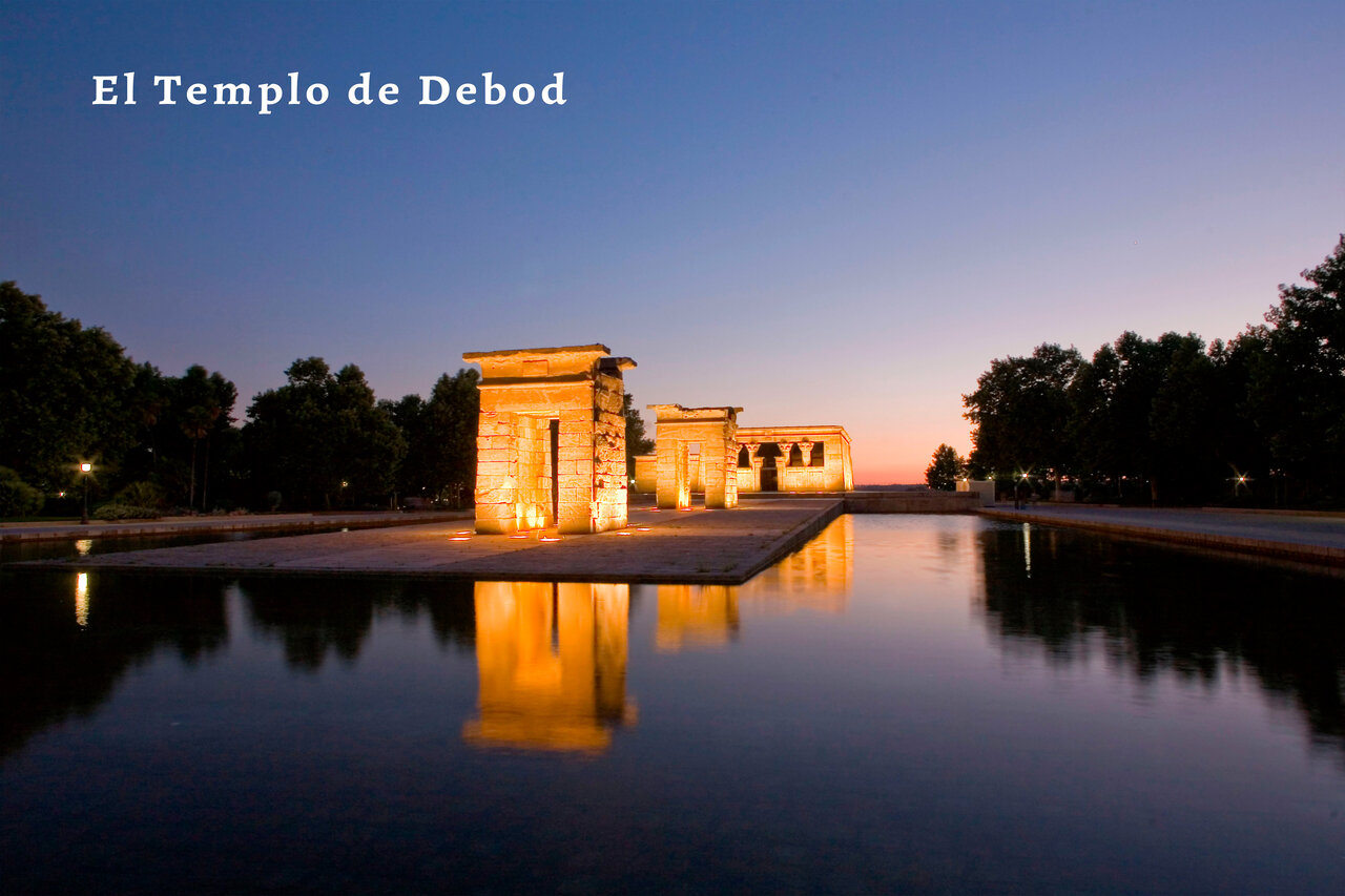 Templo de Debod iluminado al anochecer, un sitio para visitar en Madrid.