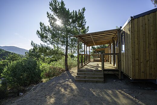 Houten stacaravan, terras, op camping CAPFUN El Canto La Gallina in Valdemaqueda (Madrid).
