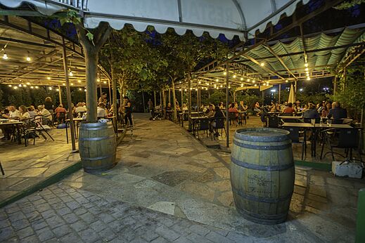 Verlicht buitenrestaurant met gasten op camping CAPFUN El Canto La Gallina.