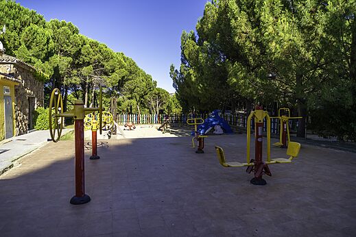 Buiten fitnessapparatuur op camping CAPFUN El Canto La Gallina (Madrid)