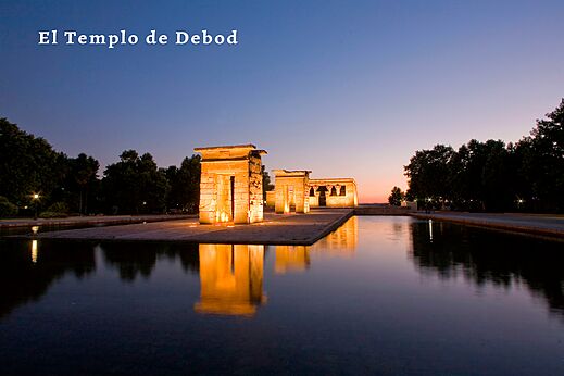 Verlichte Tempel van Debod bij zonsondergang, een historische bezienswaardigheid in Madrid.