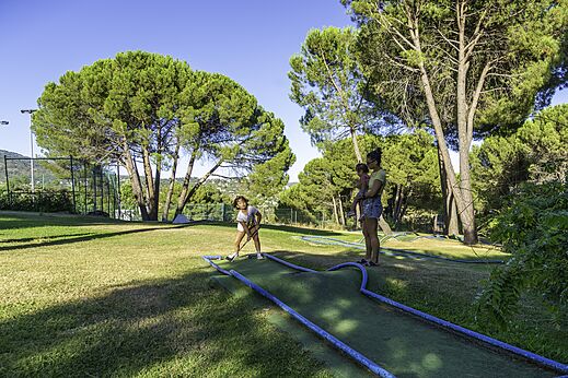 Minigolf, kinderen en familie op camping CAPFUN El Canto La Gallina, Valdemaqueda (Madrid).
