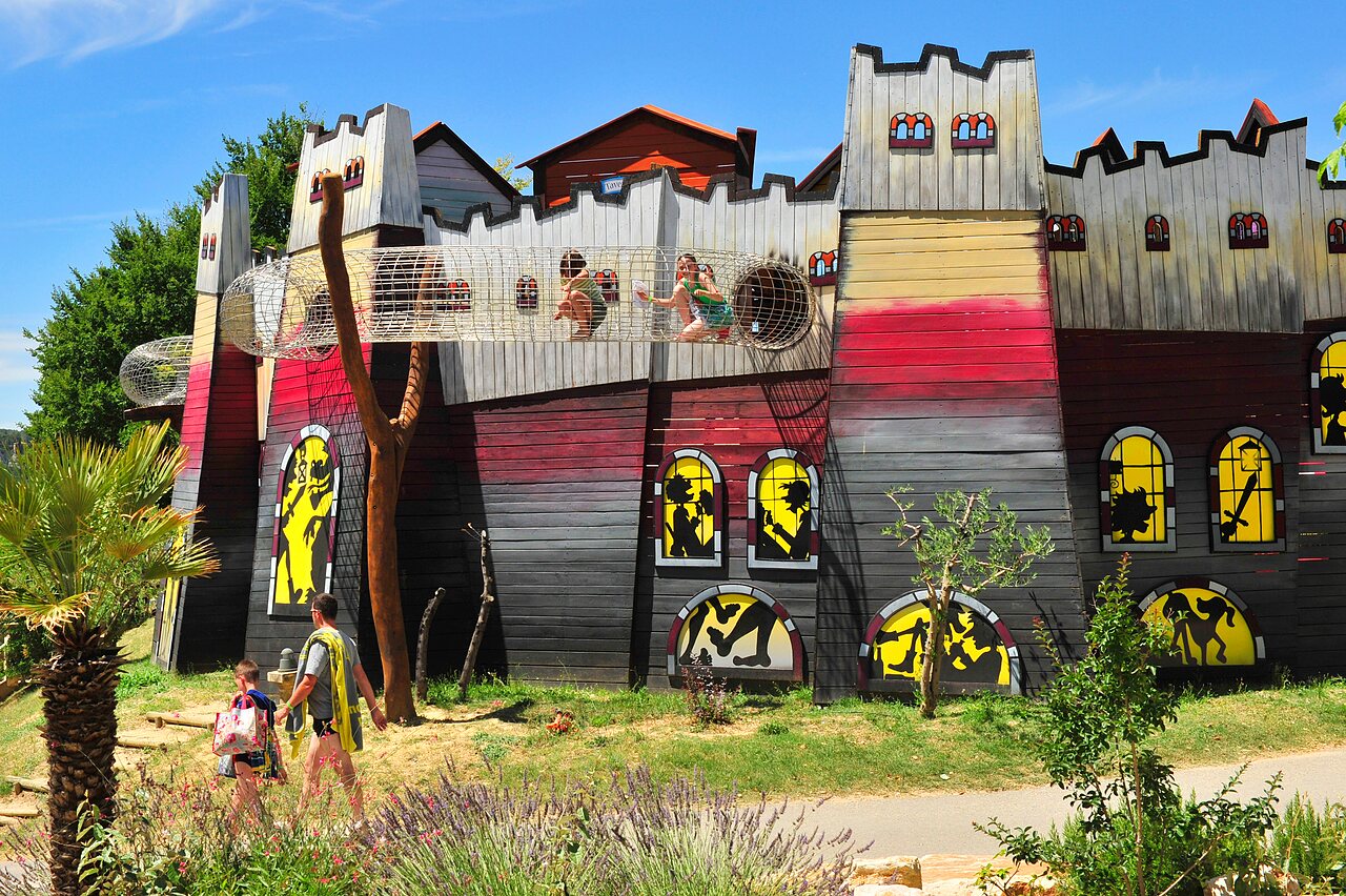 Riesenschloss auf dem Campingplatz CAPFUN Carpe Diem in VAISON LA ROMAINE (84).