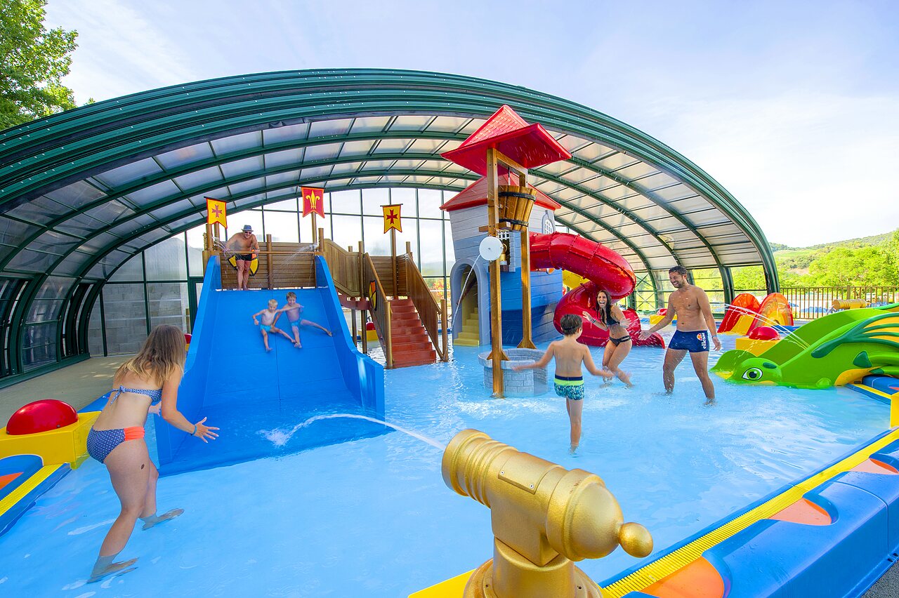 �berdachtes Schwimmbad, Rutschen und Wasserspiele auf dem Campingplatz CAPFUN Carpe Diem in VAISON LA ROMAINE (84).