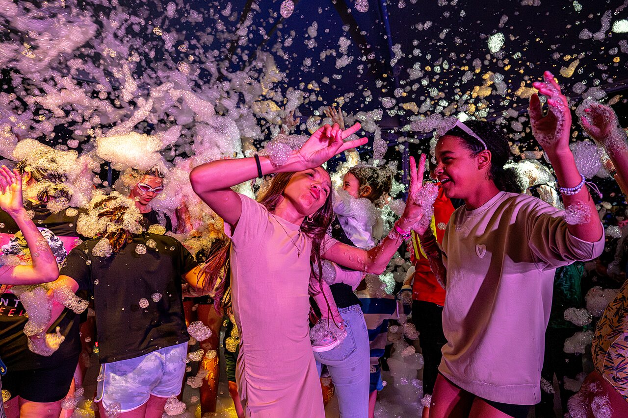 Lebhaftes Schaumparty mit Kindern und Jugendlichen auf dem Campingplatz CAPFUN Carpe Diem in VAISON LA ROMAINE (84).