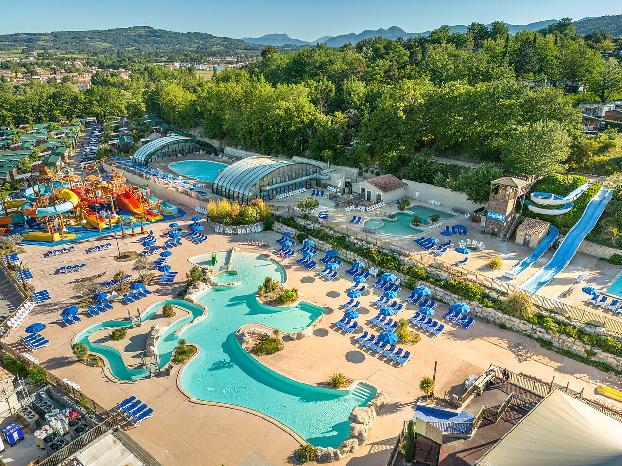 Gro�er Wasserpark, Au�enpools und Rutschen auf dem Campingplatz CAPFUN Carpe Diem in VAISON LA ROMAINE (84).