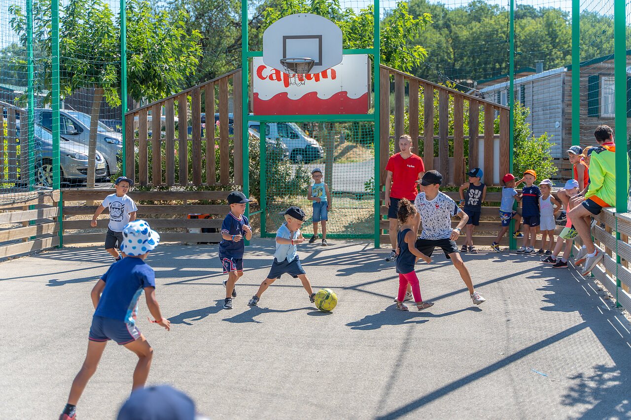 Kinder spielen Fu�ball auf Multisportplatz bei CAPFUN Carpe Diem VAISON LA ROMAINE.
