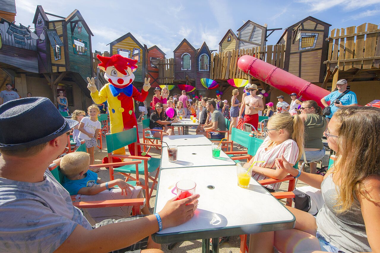 Maskottchen, Spiele und Bar auf CAPFUN Carpe Diem in VAISON LA ROMAINE (84).