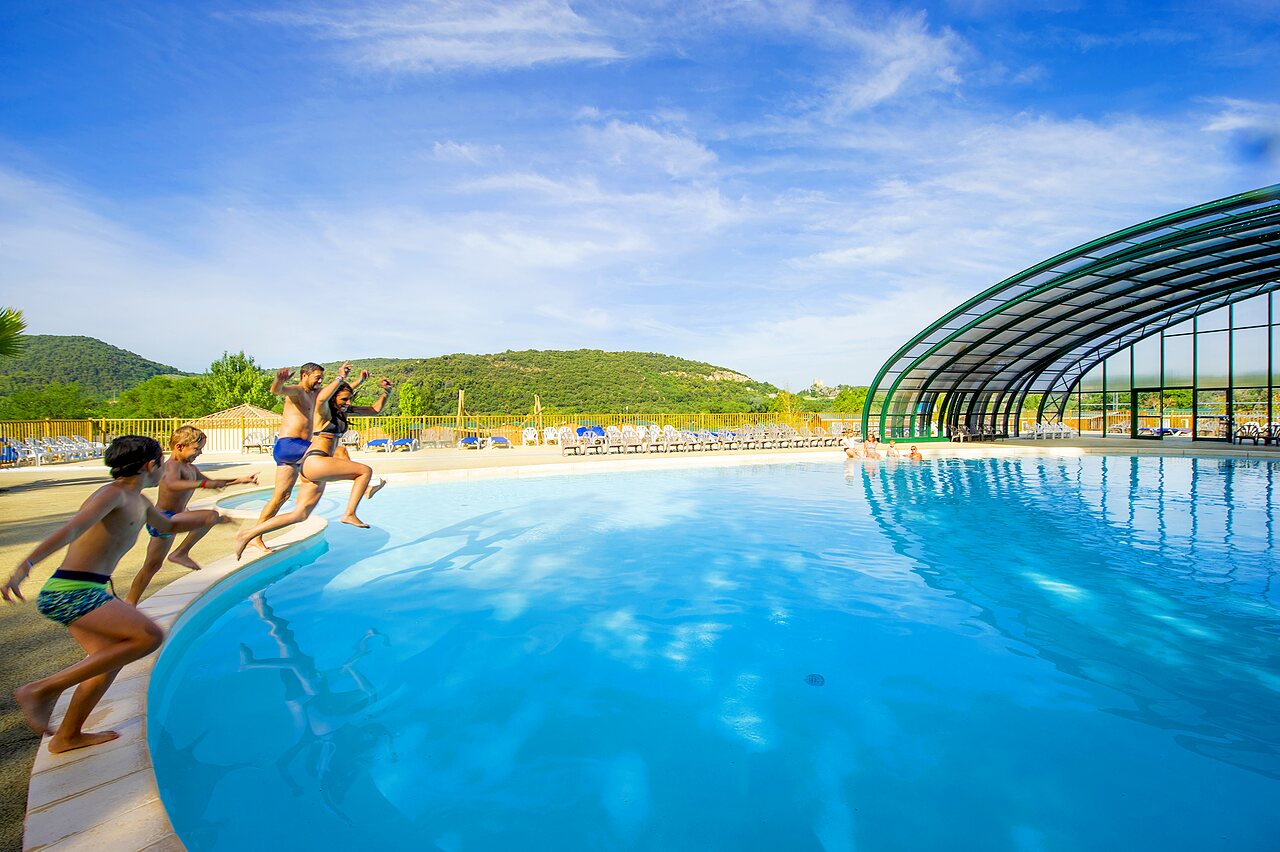 Freibad, fr�hliche Familie auf dem Campingplatz CAPFUN Carpe Diem in VAISON LA ROMAINE (84).
