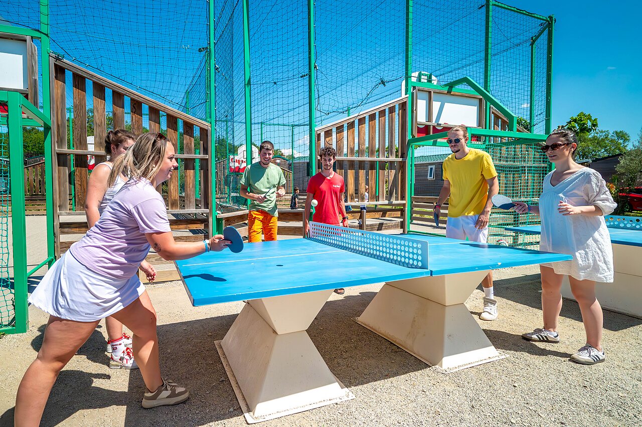 Jugendliche spielen Tischtennis drau�en auf Campingplatz CAPFUN Carpe Diem (84).