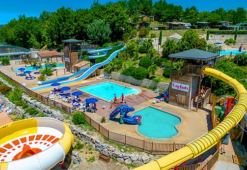 Wasserpark mit Pools und riesigen Rutschen auf dem Campingplatz CAPFUN Carpe Diem in VAISON LA ROMAINE (84).