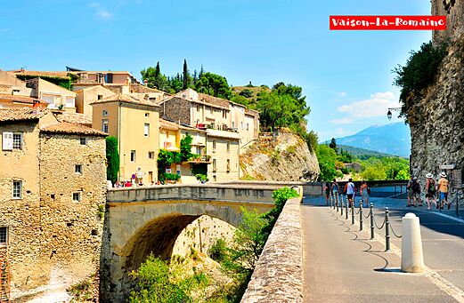 Römische Brücke und Altstadt Vaison-la-Romaine, Ausflugsziel in der Provence.