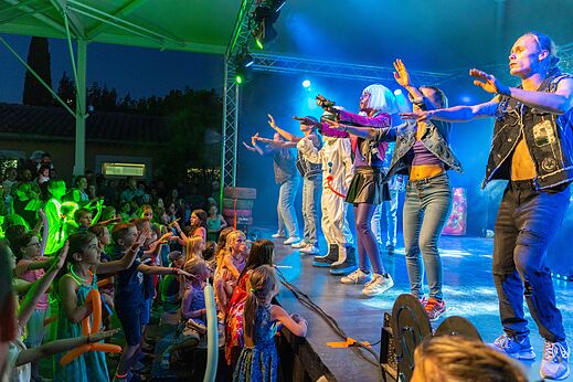 Animationsshow für Kinder und Erwachsene auf der Bühne des Campingplatzes CAPFUN Carpe Diem in VAISON LA ROMAINE (84).