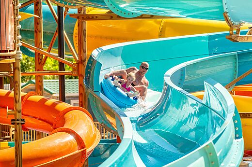 Vater und Kind auf Wasserrutsche Camping CAPFUN Carpe Diem Vaison la Romaine.