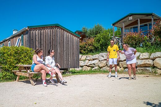 Pétanque-Spiel auf dem Campingplatz CAPFUN Carpe Diem in VAISON LA ROMAINE (84).