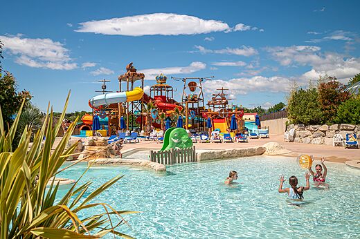 Gro�es Schwimmbad mit Wasserrutschen und Wasserspielen auf dem Campingplatz CAPFUN Carpe Diem in VAISON LA ROMAINE (84).