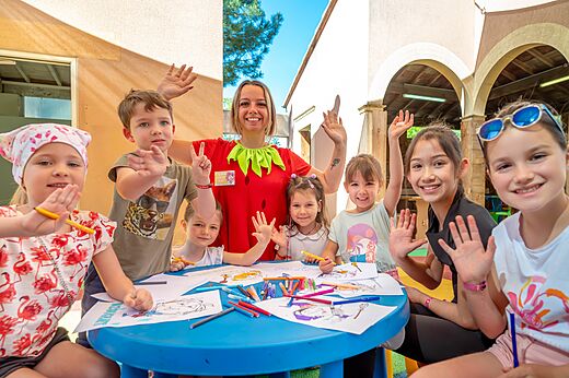 Kinder malen mit Animateur bei Aktivität auf Campingplatz CAPFUN Carpe Diem in VAISON LA ROMAINE (84).