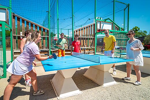 Outdoor-Tischtennis auf dem Campingplatz CAPFUN Carpe Diem in VAISON LA ROMAINE.