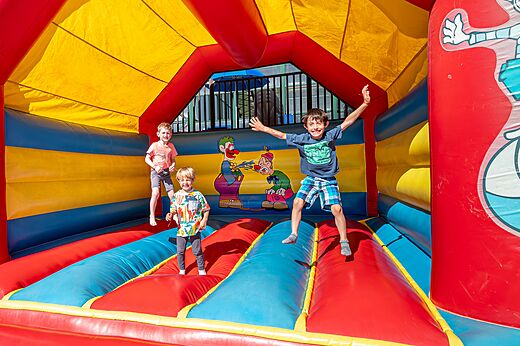 Hüpfburg für Kinder auf dem Campingplatz CAPFUN Carpe Diem in VAISON LA ROMAINE (84).