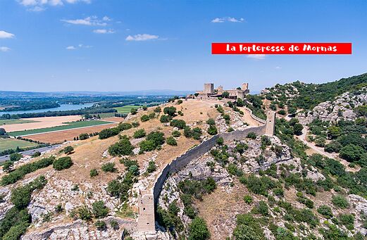 Mittelalterliche Festung von Mornas auf Hügel, Blick auf die Rhône in Vaucluse.
